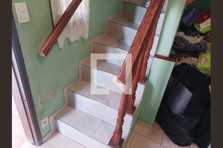 Casa à venda com 108m², 2 quartos e 2 vagasEscada