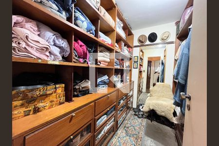 Casa à venda com 240m², 4 quartos e 5 vagas Casa à venda com 240m², 4 quartos e 5 vagasCloset