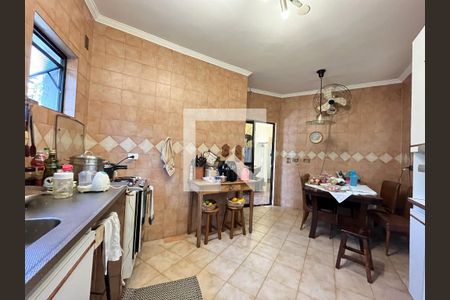 Casa à venda com 240m², 4 quartos e 5 vagas Casa à venda com 240m², 4 quartos e 5 vagasCozinha