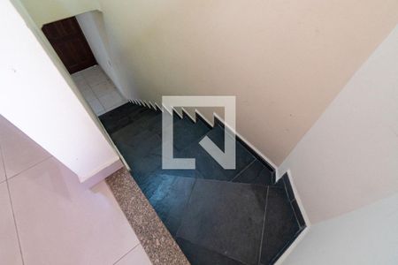 Casa de condomínio à venda com 174m², 3 quartos e 4 vagasEscada