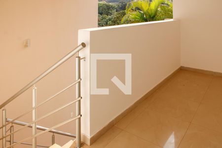 Casa de condomínio para alugar com 280m², 5 quartos e 4 vagasEscada