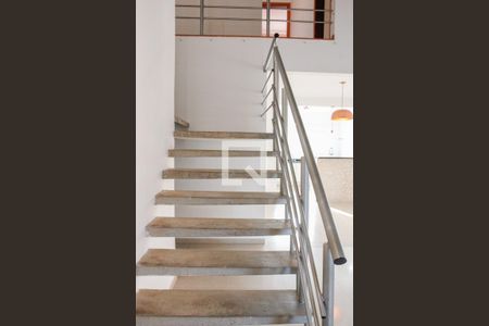 Casa de condomínio para alugar com 280m², 5 quartos e 4 vagasEscada