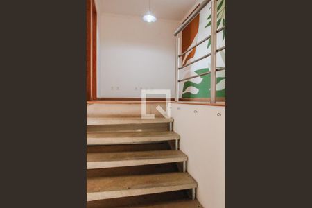 Casa de condomínio para alugar com 280m², 5 quartos e 4 vagasEscada