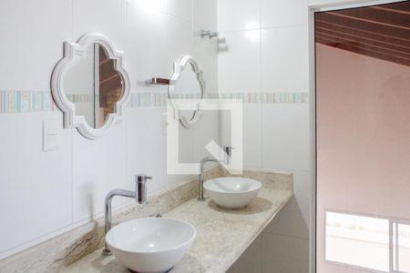 Casa de condomínio para alugar com 280m², 5 quartos e 4 vagasBanheiro 