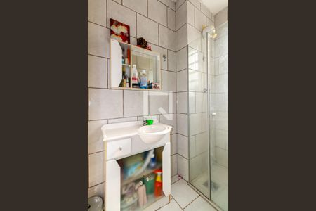 Banheiro de apartamento à venda com 1 quarto, 34m² em Menino Deus, Porto Alegre