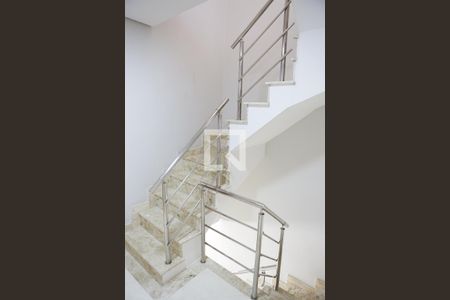 Casa à venda com 120m², 2 quartos e 2 vagasEscadas