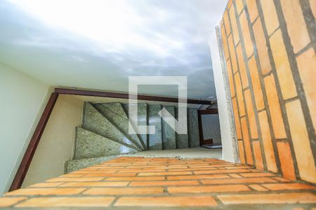 Casa à venda com 131m², 3 quartos e 3 vagas Casa à venda com 131m², 3 quartos e 3 vagasEscada