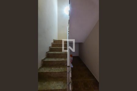 Casa à venda com 196m², 4 quartos e 3 vagas Casa à venda com 196m², 4 quartos e 3 vagasEscada