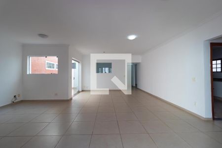 Casa para alugar com 273m², 3 quartos e 4 vagasSalas