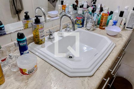 Casa à venda com 230m², 3 quartos e 4 vagasBanheiro da Suíte 1