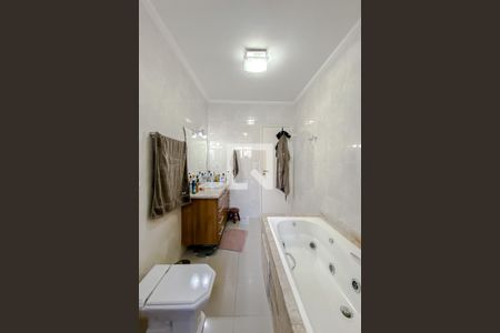 Casa à venda com 230m², 3 quartos e 4 vagasBanheiro da Suíte 1