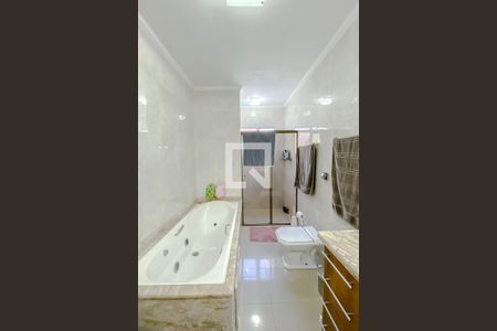 Casa à venda com 230m², 3 quartos e 4 vagasBanheiro da Suíte 1