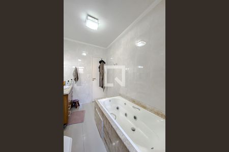 Casa à venda com 230m², 3 quartos e 4 vagasBanheiro da Suíte 1