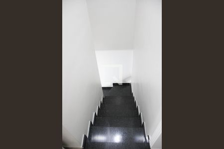 Casa à venda com 110m², 3 quartos e 2 vagas Casa à venda com 110m², 3 quartos e 2 vagasEscada