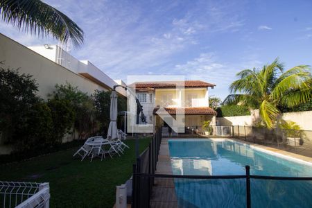 Casa de condomínio à venda com 610m², 5 quartos e 4 vagas Casa de condomínio à venda com 610m², 5 quartos e 4 vagasQuintal