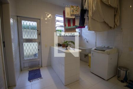 Casa de condomínio à venda com 610m², 5 quartos e 4 vagas Casa de condomínio à venda com 610m², 5 quartos e 4 vagasÁrea de Serviço