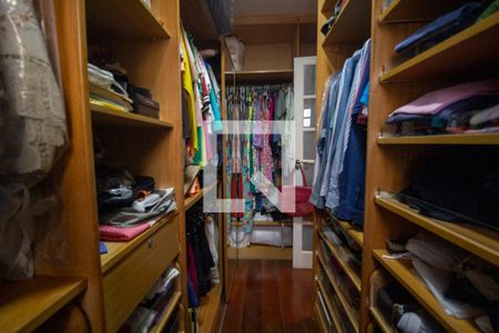 Casa de condomínio à venda com 610m², 5 quartos e 4 vagas Casa de condomínio à venda com 610m², 5 quartos e 4 vagasCloset da Suíte 1