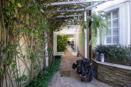 Casa de condomínio à venda com 610m², 5 quartos e 4 vagas Casa de condomínio à venda com 610m², 5 quartos e 4 vagasQuintal