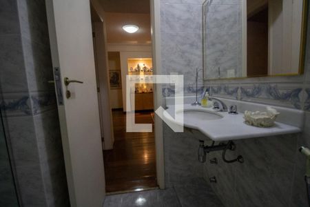 Casa de condomínio à venda com 610m², 5 quartos e 4 vagas Casa de condomínio à venda com 610m², 5 quartos e 4 vagasBanheiro Social