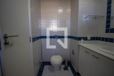 Casa de condomínio à venda com 610m², 5 quartos e 4 vagas Casa de condomínio à venda com 610m², 5 quartos e 4 vagasBanheiro da Suíte 2