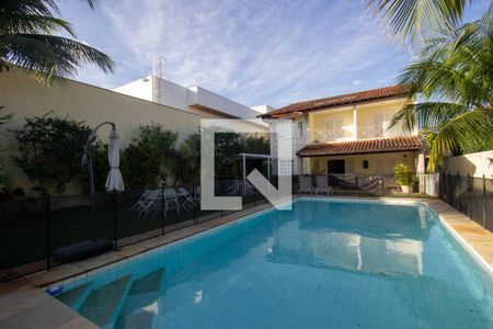 Casa de condomínio à venda com 610m², 5 quartos e 4 vagas Casa de condomínio à venda com 610m², 5 quartos e 4 vagasQuintal