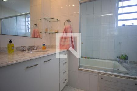 Casa de condomínio à venda com 610m², 5 quartos e 4 vagas Casa de condomínio à venda com 610m², 5 quartos e 4 vagasBanheiro da Suíte 3