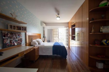 Casa de condomínio à venda com 610m², 5 quartos e 4 vagas Casa de condomínio à venda com 610m², 5 quartos e 4 vagasSuíte 2