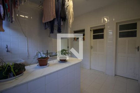 Casa de condomínio à venda com 610m², 5 quartos e 4 vagas Casa de condomínio à venda com 610m², 5 quartos e 4 vagasÁrea de Serviço