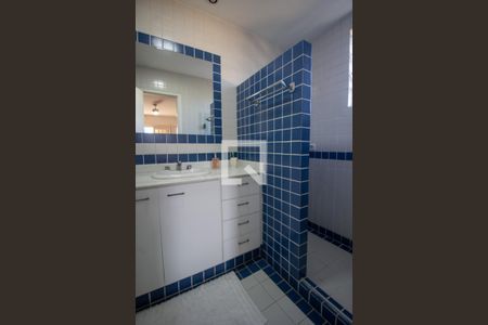 Casa de condomínio à venda com 610m², 5 quartos e 4 vagas Casa de condomínio à venda com 610m², 5 quartos e 4 vagasBanheiro da Suíte 2