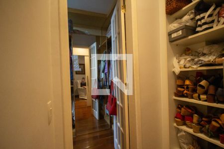 Casa de condomínio à venda com 610m², 5 quartos e 4 vagas Casa de condomínio à venda com 610m², 5 quartos e 4 vagasCloset da Suíte 1