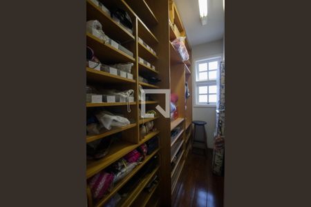 Casa de condomínio à venda com 610m², 5 quartos e 4 vagas Casa de condomínio à venda com 610m², 5 quartos e 4 vagasCloset da Suíte 3