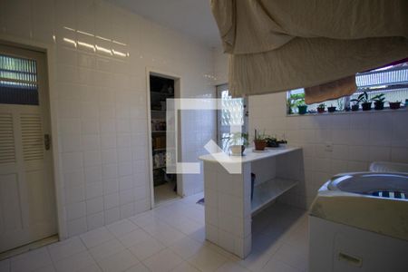 Casa de condomínio à venda com 610m², 5 quartos e 4 vagas Casa de condomínio à venda com 610m², 5 quartos e 4 vagasÁrea de Serviço