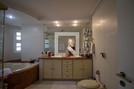 Casa de condomínio à venda com 610m², 5 quartos e 4 vagas Casa de condomínio à venda com 610m², 5 quartos e 4 vagasBanheiro da Suíte 1