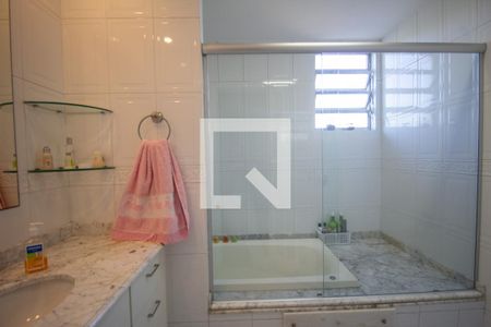 Casa de condomínio à venda com 610m², 5 quartos e 4 vagas Casa de condomínio à venda com 610m², 5 quartos e 4 vagasBanheiro da Suíte 3