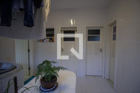 Casa de condomínio à venda com 610m², 5 quartos e 4 vagas Casa de condomínio à venda com 610m², 5 quartos e 4 vagasÁrea de Serviço