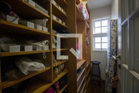 Casa de condomínio à venda com 610m², 5 quartos e 4 vagas Casa de condomínio à venda com 610m², 5 quartos e 4 vagasCloset da Suíte 3