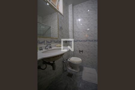 Casa de condomínio à venda com 610m², 5 quartos e 4 vagas Casa de condomínio à venda com 610m², 5 quartos e 4 vagasBanheiro Social