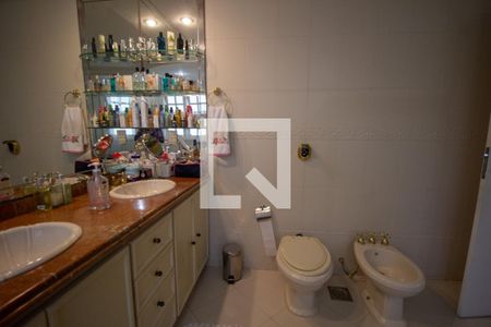 Casa de condomínio à venda com 610m², 5 quartos e 4 vagas Casa de condomínio à venda com 610m², 5 quartos e 4 vagasBanheiro da Suíte 1