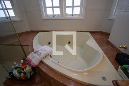 Casa de condomínio à venda com 610m², 5 quartos e 4 vagas Casa de condomínio à venda com 610m², 5 quartos e 4 vagasBanheiro da Suíte 1