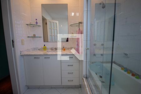 Casa de condomínio à venda com 610m², 5 quartos e 4 vagas Casa de condomínio à venda com 610m², 5 quartos e 4 vagasBanheiro da Suíte 3