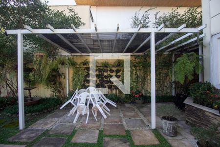 Casa de condomínio à venda com 610m², 5 quartos e 4 vagas Casa de condomínio à venda com 610m², 5 quartos e 4 vagasQuintal