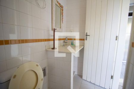 Casa de condomínio à venda com 610m², 5 quartos e 4 vagas Casa de condomínio à venda com 610m², 5 quartos e 4 vagasBanheiro da Área Gourmet