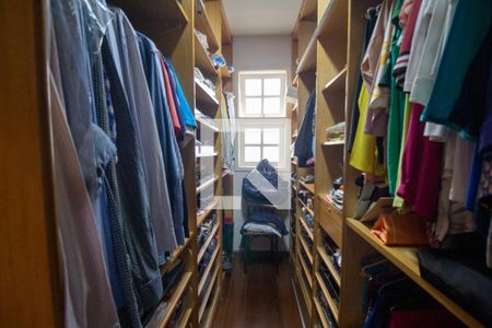 Casa de condomínio à venda com 610m², 5 quartos e 4 vagas Casa de condomínio à venda com 610m², 5 quartos e 4 vagasCloset da Suíte 1