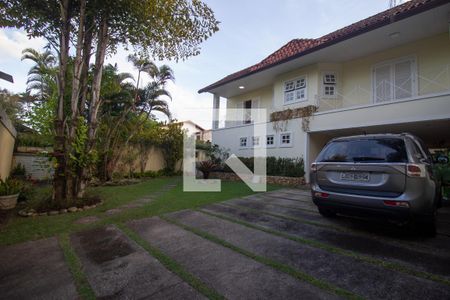 Casa de condomínio à venda com 610m², 5 quartos e 4 vagas Casa de condomínio à venda com 610m², 5 quartos e 4 vagasQuintal