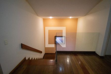 Casa de condomínio à venda com 610m², 5 quartos e 4 vagas Casa de condomínio à venda com 610m², 5 quartos e 4 vagasHall dos Quartos