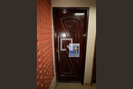 Apartamento à venda com 60m², 2 quartos e sem vaga Apartamento à venda com 60m², 2 quartos e sem vagaPorta e Adesivo