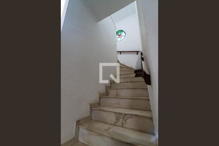 Casa à venda com 340m², 5 quartos e 4 vagasEscada