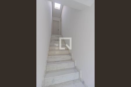 Escada de casa de condomínio à venda com 2 quartos, 77m² em Pestana, Osasco