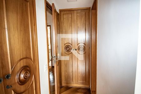 Apartamento à venda com 157m², 4 quartos e 2 vagasQuarto 3- detalhe armários atrás da porta 