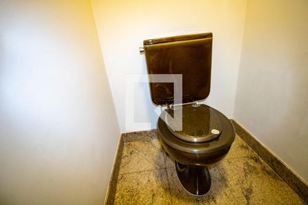 Lavabo - detalhe piso e louça sanitária  de apartamento à venda com 4 quartos, 157m² em Vila Nova Conceição, São Paulo